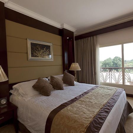 Hotel Ledger Plaza Бангѝ Екстериор снимка