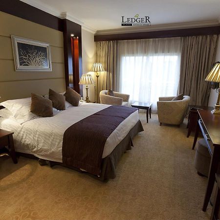 Hotel Ledger Plaza Бангѝ Екстериор снимка