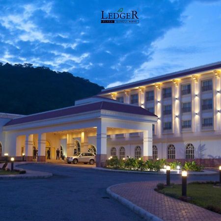 Hotel Ledger Plaza Бангѝ Екстериор снимка
