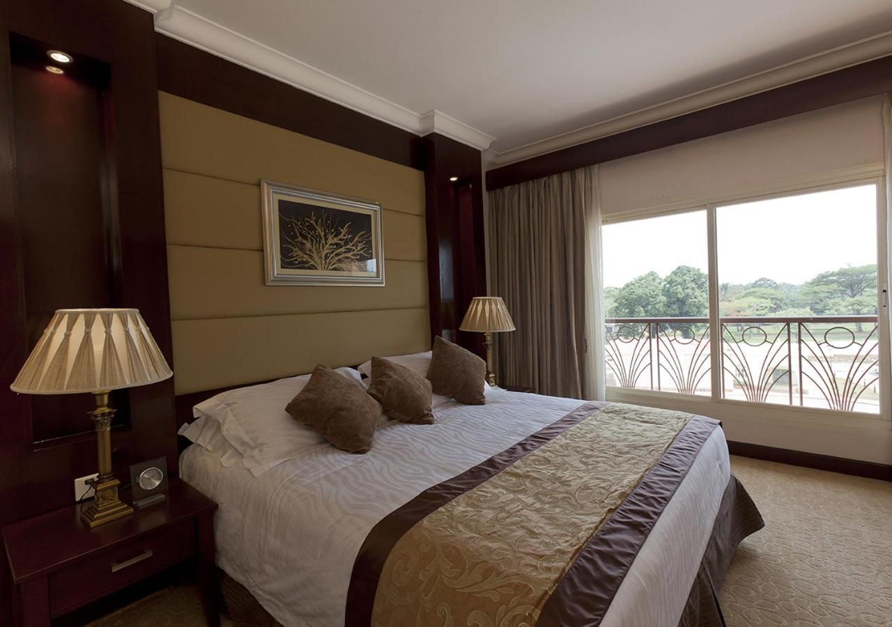 Hotel Ledger Plaza Бангѝ Екстериор снимка