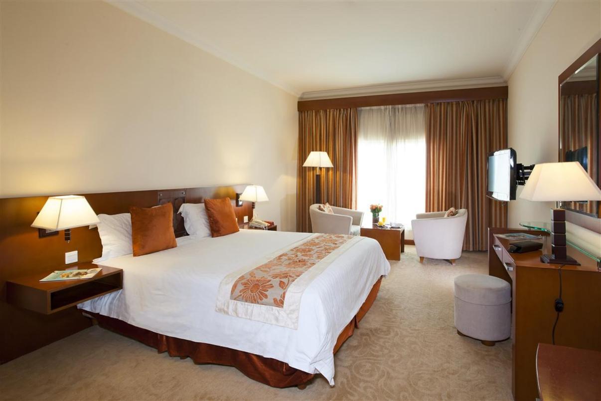 Hotel Ledger Plaza Бангѝ Екстериор снимка