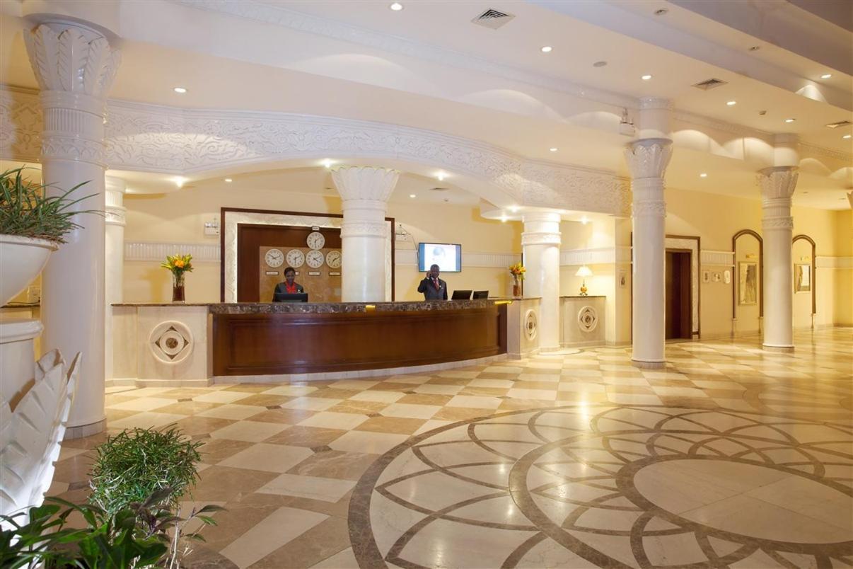 Hotel Ledger Plaza Бангѝ Екстериор снимка