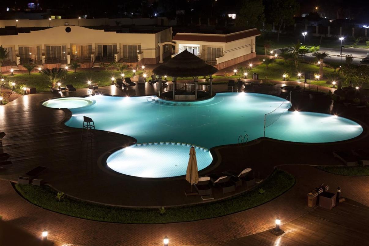Hotel Ledger Plaza Бангѝ Екстериор снимка