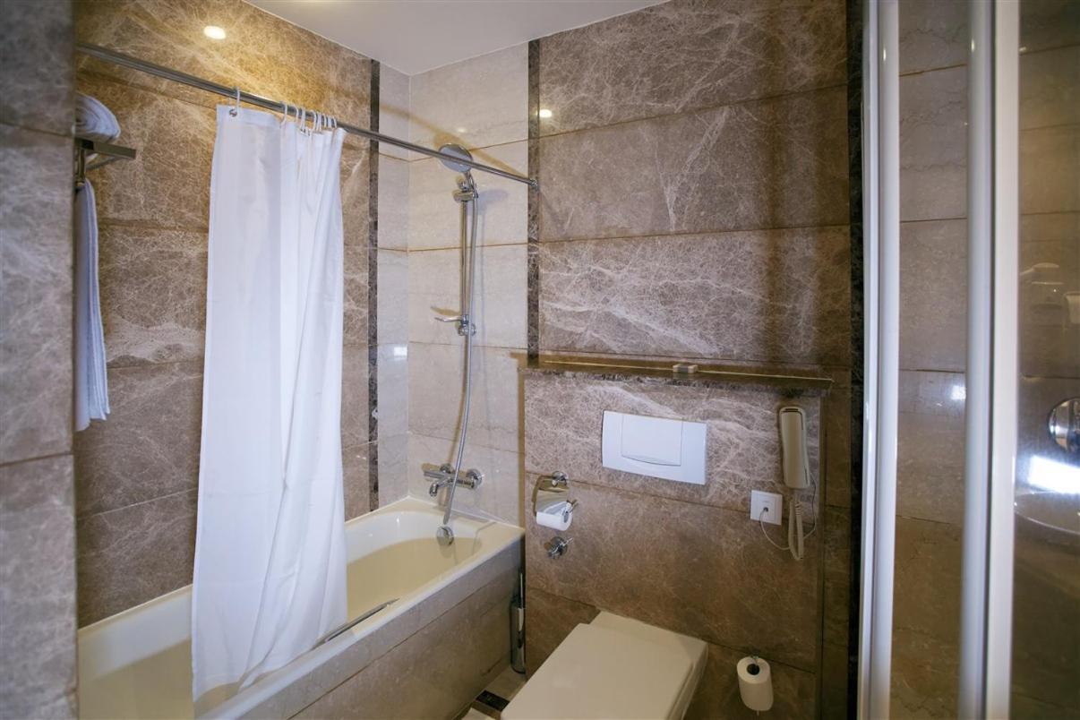 Hotel Ledger Plaza Бангѝ Екстериор снимка